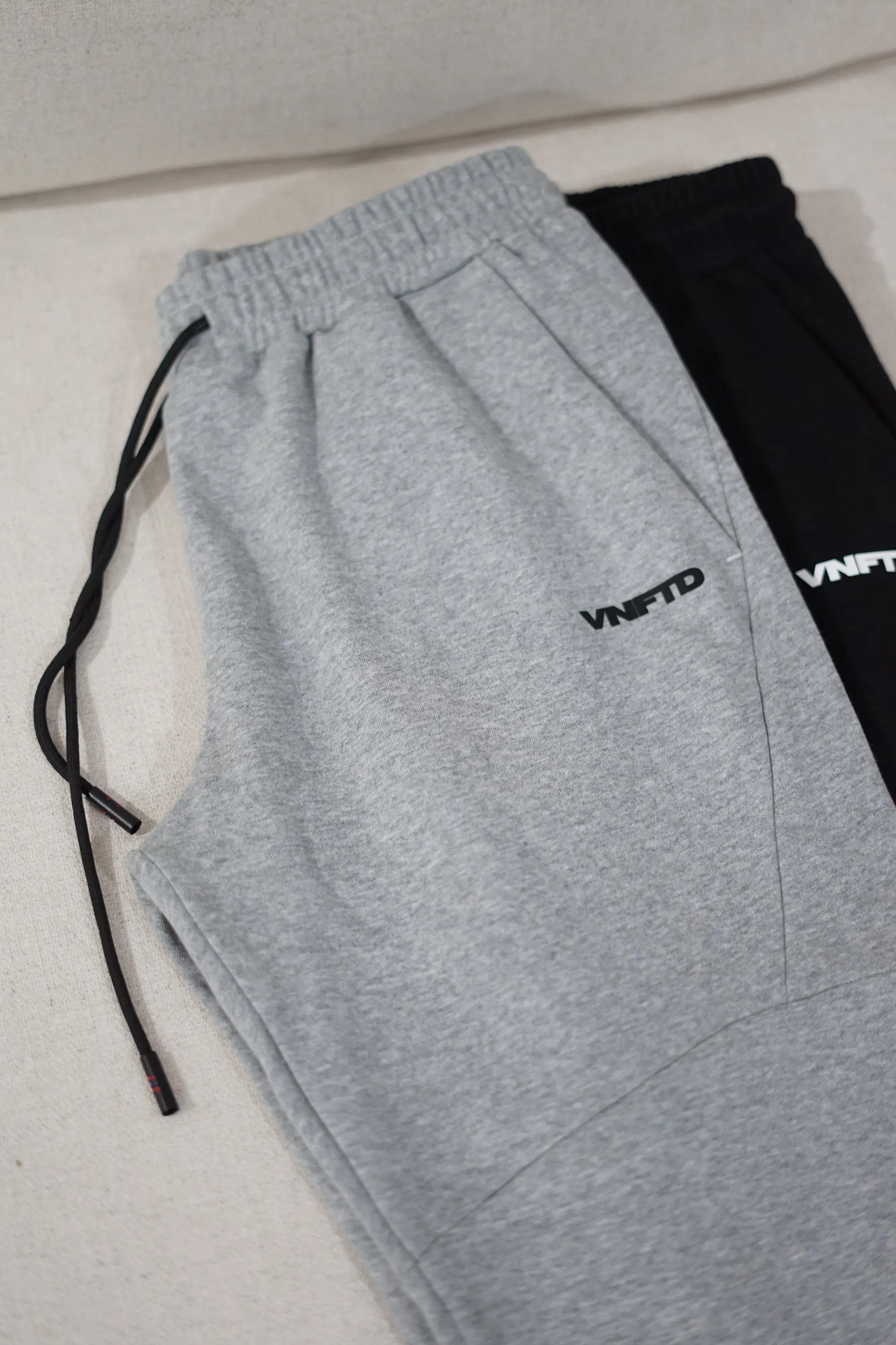 V-FLEECE PANELLED JOGGERS