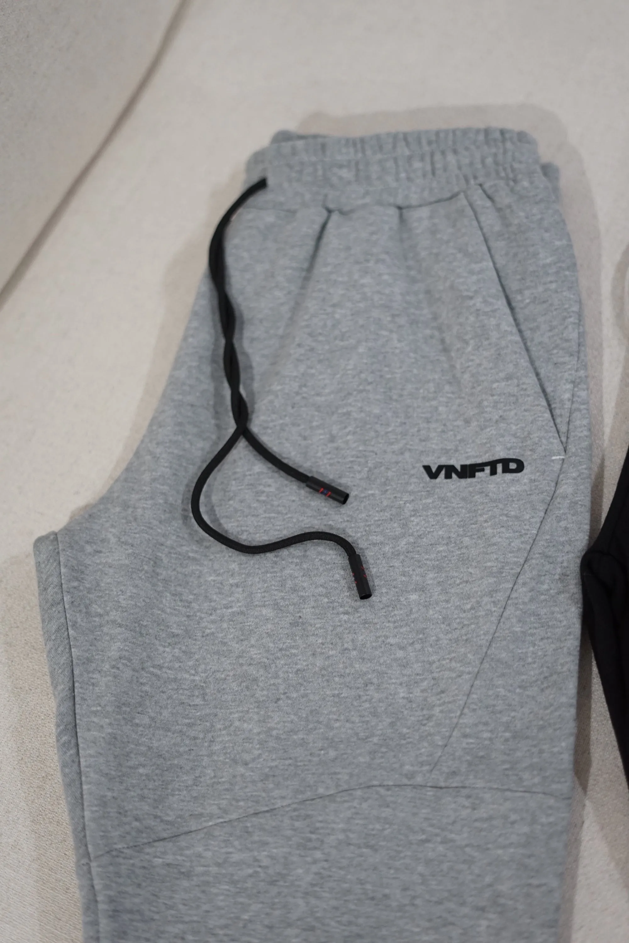 V-FLEECE PANELLED JOGGERS